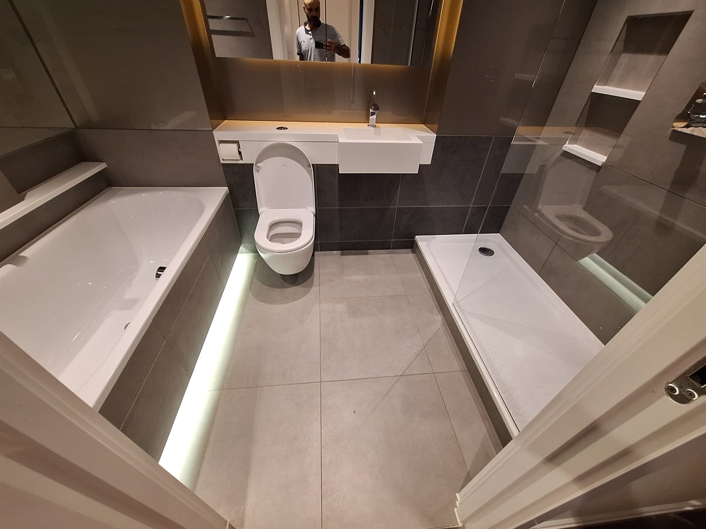 Bathroom in SW11 apartment with freshly painted ceiling above tiled walls and clean trim